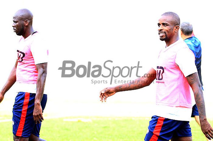 Penyerang Madura United, Greg Nwokolo (kanan), saat mengikuti latihan rutin di Stadion Gelora 10 Nov