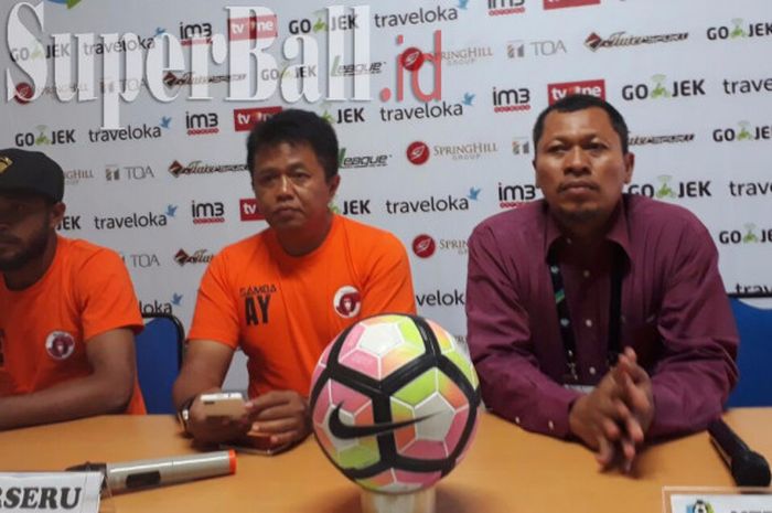 Pelatih Perseru Agus Yuwono dan Arthur Bonai saat sesi jumpa pers di Stadion Patriot Bekasi, Senin (18/9/2017)