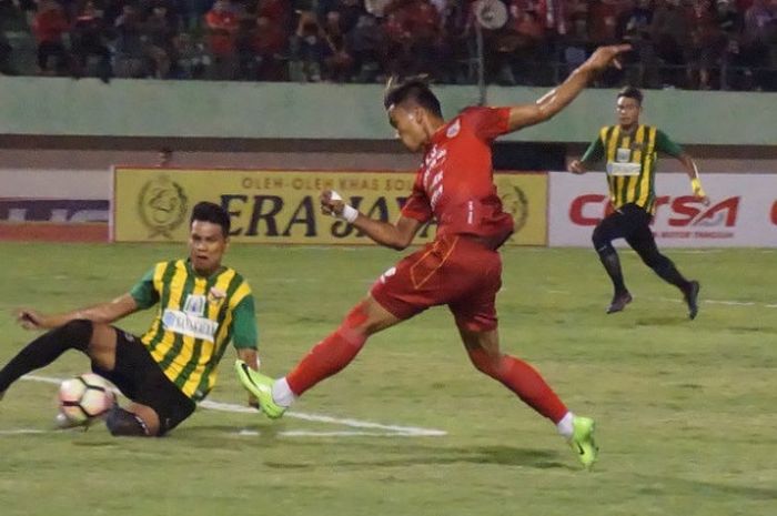 Pemain Persipon berusaha keras menghentikan laju pemain Persis Solo dalam lanjutan Liga 2 di Stadion Manahan Solo, Kamis (18/8/2017). Laga berakhir seri 1-1.