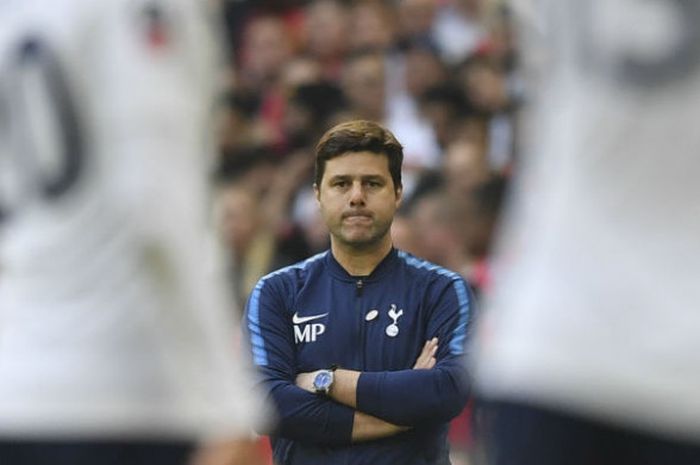 Ekspresi pelatih Tottenham Hotspur, Mauricio Pochettino, saat menyaksikan timnya berlaga pada babak semifinal Piala FA versus Manchester United di Stadion Wembley, London, Inggris, Sabtu (21/4/2018).