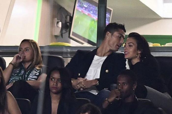 Cristiano Ronaldo bersama kekasihnya, Georgina Rodriguez, saat menyaksikan laga Sporting CP di Estadio Jose Alvalade  pada Sabtu (16/9/2017).