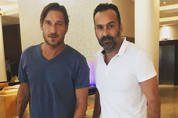 Pelatih anyar Borneo FC, Fabio Lopez (kanan), berfoto bersama legenda AS Roma, Francesco Totti.