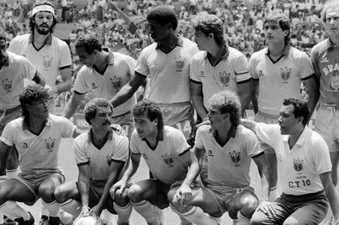 Skuat timnas Brasil sebelum bertanding melawan Prancis di perempat final Piala Dunia 1986. Dari kiri ke kanan (belakang):  Josimar, Socrates, Elzo, Julio Cesar da Silva, Edinho, Branco, Carlos Roberto Gallo (depan): Muller, Junior, Careca, Alemao