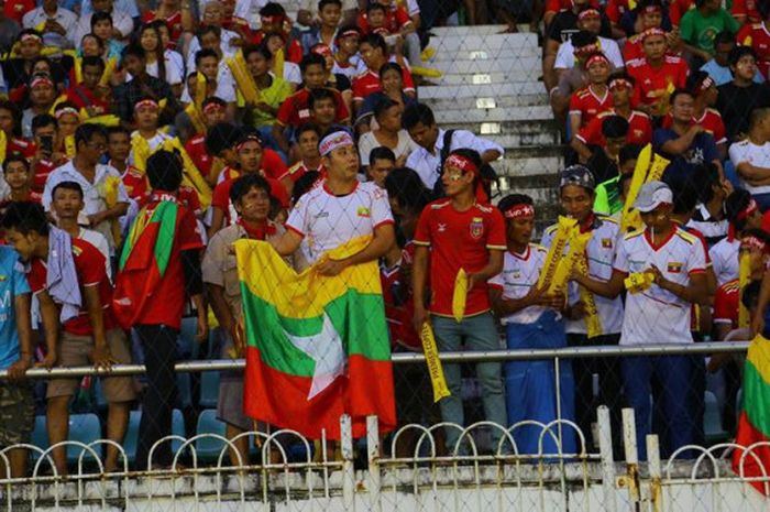 Pendukung timnas U-19 Myanmar saat memberikan support tim idolanya saat bersuai timnas U-19 Vietnam pada laga pamungkas Grup B Piala AFF U-18 2017 di Stadion Thuwunna, Yangon, Rabu (13/9/2017).