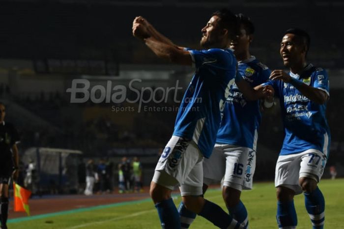 Selebrasi bomber Persib Bandung, Jonathan Bauman, seusai mencetak gol ke gawang Persela Lamongan pada pertandingan Liga 1, Senin (16/7/2018). 