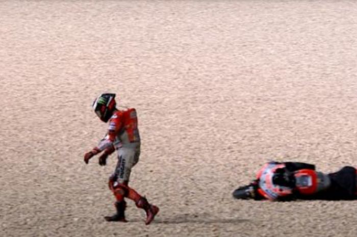 Pebalap Ducati, Jorge Lorenzo, meninggalkan motornya setelah terjatuh pada seri balap pertama MotoGP di Sirkuit Losail, Qatar, Minggu (18/3/2018).