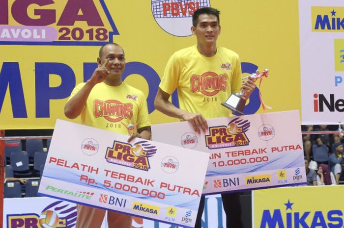 Pelatih dan juga pemain Surabaya Bhayangkara Samator, Ibarsyah Djanu Tjahjono (kiri) dan Rivan Nurmulki (kanan), saat menerima penghargaan individu pada gelaran grand final Proliga 2018, Minggu (15/4/2018). 