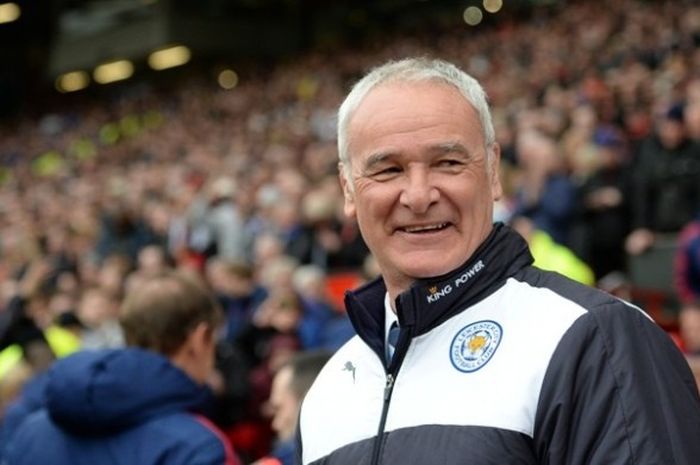 Manajer Leicester City, Claudio Ranieri, mendampingi anak asuhnya dalam laga Premier League kontra Manchester United di Stadion Old Trafford, Manchester, Inggris, 1 Mei 2016.