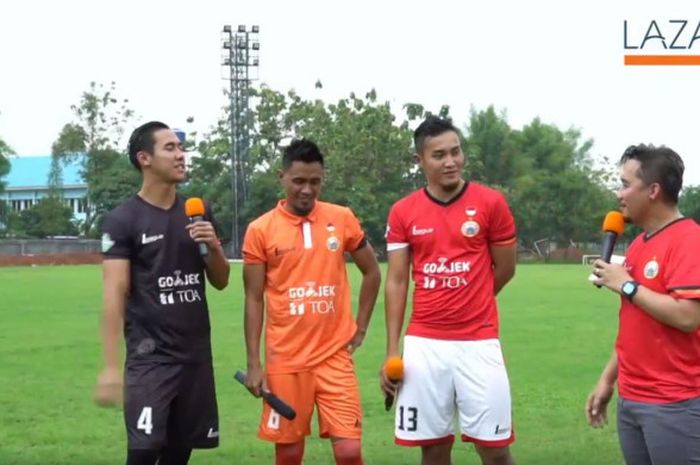 Sesi wawancara Lazada Indonesia dengan para pemain Persija, Ryuji Utomo, Maman Abdurrahman, dan Gunawan Dwi Cahyo. Interviu dilakukan sebagai bagian kampanye Lazada #MenujuLondon.