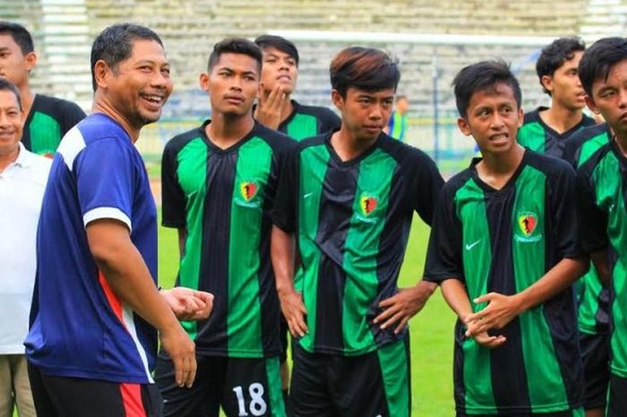 Pelatih Sasi Kirono (depan) bersama anak asuhnya dari Akademi Sepak Bola WCP di Stadion Tri Dharma Petrokimia, Gresik, Jumat (24/2/2017) sore. 