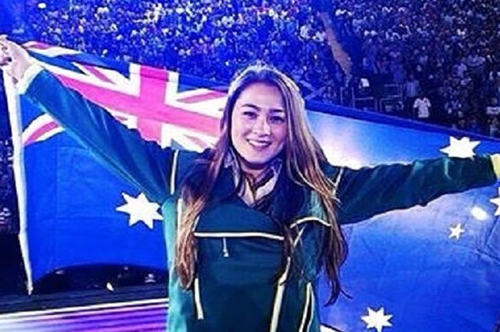 Gronya Somerville berpose dengan membentangkan bendera Australia.