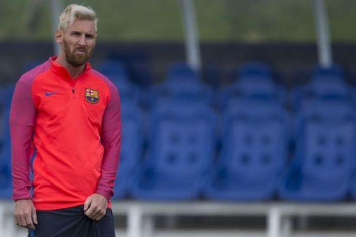 Megabintang FC Barcelona, Lionel Messi, menjalani sesi latihan di St George's Park, Inggris, 29 Juli 2016.