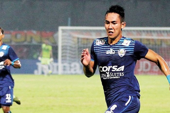 Aksi bek Arema Cronus, Ryuji Utomo, saat melawan Madura United dalam laga lanjutan Torabika Soccer Campionship 2016 di Stadion Gelora Bangkalan, Jawa Timur, pada 6 Mei 2016.