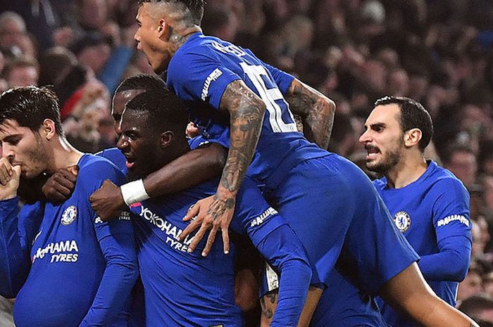  Striker Chelsea, Alvaro Morata (kiri), merayakan gol bersama rekan setimnya seusai membobol gawang Bournemouth dalam laga perempat final Piala Liga Inggris di Stadion Stamford Bridge, London, pada 20 Desember 2017. 