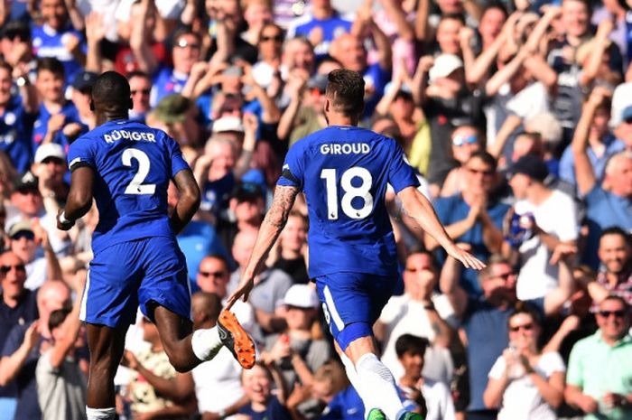 Penyerang Chelsea, Olivier Giroud (kanan), merayakan gol yang dicetak ke gawang Liverpool FC dalam laga Liga Inggris di Stadion Stamford Bridge, London pada 6 Mei 2018.