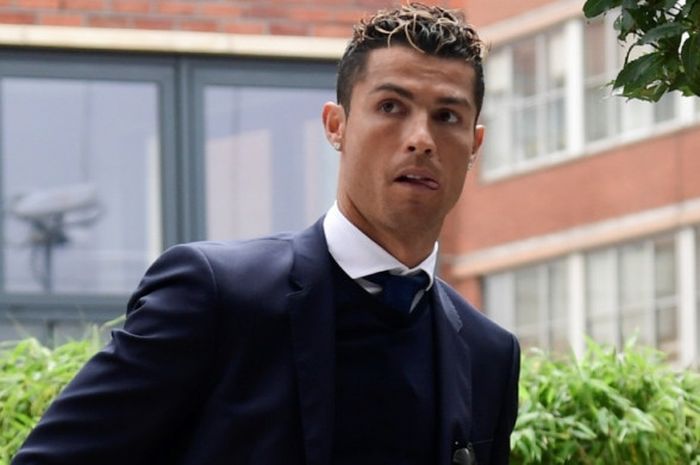 Megabintang Real Madrid, Cristiano Ronaldo, saat tiba di hotel tim menjelang partai final Liga Champions kontra Juventus di Cardiff, Wales, Jumat (2/6/2017).