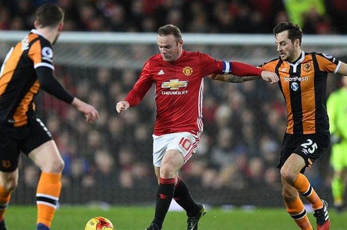 Kapten Manchester United, Wayne Rooney (tengah), beraksi di tengah kawalan pemain Hull City dalam laga semifinal Piala Liga di Stadion Old Trafford, Manchester, 10 Januari 2017.