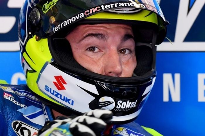 Pebalap Team Suzuki MotoGP asal Spanyol, Aleix Espargaro, berada di pit saat sesi latihan bebas pertama GP San Marino di Sirkuit San Marino, Jumat (9/9/2016).