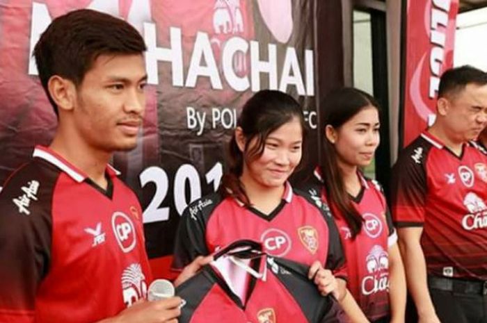 Penyerang asal Myanmar, Aung Thu (kiri) saat diperkenalkan sebagai pemain Police Tero untuk Liga Thailand 1 2018 pada 4 Februari 2018. 