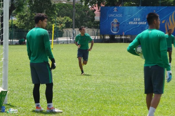 Striker Ezra Walian (tengah) menunggu bola umpan dari pemain timnas U-22 Indonesia lainnya pada latihan sesi siang di lapangan Kelab Aman, Lorong Damai, Kuala Lumpur, Rabu (16/8/2017). 