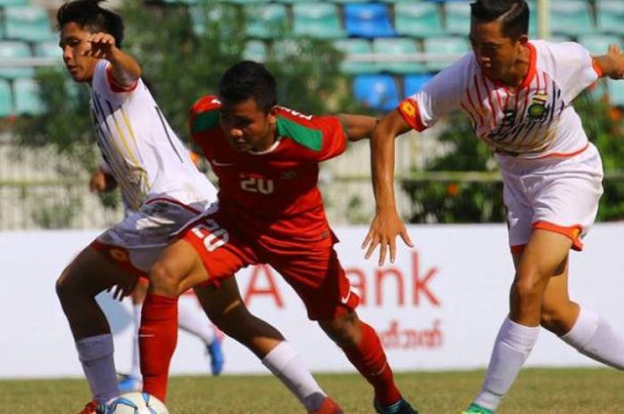  Gelandang timnas U-19 Indonesia, Saddil Ramdani di antara dua pemain timnas U-19 Brunei pada laga pamungkas Grup B Piala AFF U-18 2017 di Stadion Thuwunna, Yangon, Myanmar, Rabu (13/9/2017). 