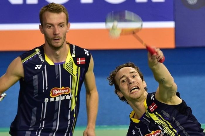        Pasangan ganda putra Denmark, Mathias Boe (kanan)/Carsten Mogensen, mengembalikan kok dari pa