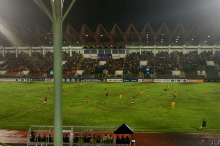 Masyarakat Aceh yang memadati Stadion Harapan Bangsa, Banda Aceh untuk  menyaksikan laga timnas Indonesia kontra Brunei, Sabtu (21/2/2107) malam WIB.