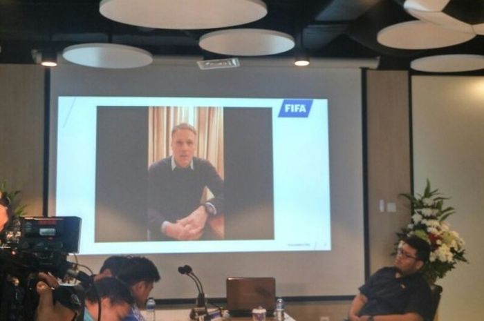 Direktur Teknik FIFA, Marco van Basten, batal berkunjung ke Indonesia. Namun, legenda hidup sepak bola Belanda itu muncul via video di Kantor PSSI, Kuningan, Jakarta Selatan, Minggu (19/2/2017) sore WIB.
