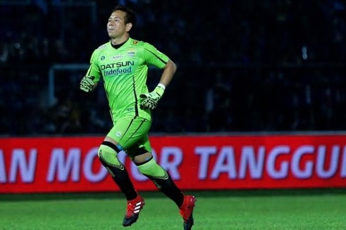 Kiper Persib Bandung, I Made Wirawan dalam laga kontra Arema FC pada partai terakhir TSC 2016 di Stadion Kanjuruhan, Kabupaten Bandung pada Minggu (18/12/2016). 