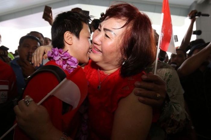 Pebulu tangkis ganda campuran Indonesia, Liliyana Natsir (kiri) disambut oleh sang ibunda, Olly Maramis, sesaat setelah tiba di Bandara Soekarno Hatta, Cengkareng, Jakarta, Selasa (23/8/2016).