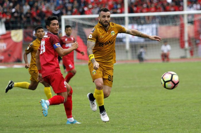 Pemain Bhayangkara FC, Paulo Sergio saat laga uji coba lawan Persis Solo di Stadion Manahan, Solo, Minggu (25/2/2018).