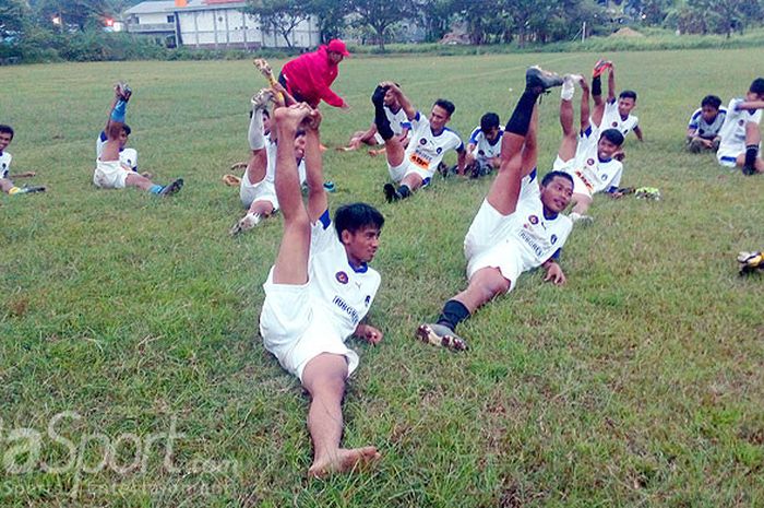 Pemain-pemain Persegres Putra melakukan peregangan setelah menjalani uji coba kontra Akademi WCP, Kamis (22/3/2018) di lapangan Kembangan, Gresik.