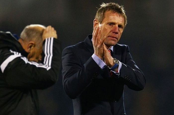 Stuart Pearce memberikan applauds kepada fans Nottingham Forest yang telah datang untuk mendukung tim menghadapi Fulham di Stadion Craven Cottage, London, Inggris, setelah timnya mengalami kekalahan dalam lanjutan Divisi Championship 2014-2015 pada 21 Januari 2015.