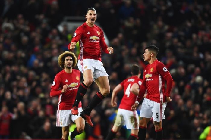 Penyerang Manchester United, Zlatan Ibrahimovic, merayakan gol yang dia cetak ke gawang Liverpool FC dalam laga Premier League di Stadion Old Trafford, Manchester, Inggris, 15 Januari 2017.