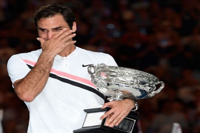 Roger Federer tampak terharu setelah berhasil menjuarai ajang Australian Open 2018 yang digelar pada Minggu (28/1/2018).