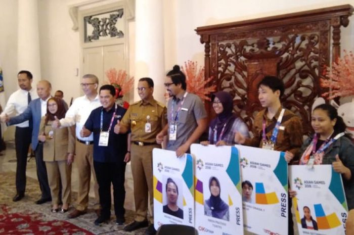 Acara prosesi penyerahan kartu gratis Transjakarta untuk wartawan peliput Asian Games 2018 di Balaikota DKI Jakarta, Senin, (13/8/2018).