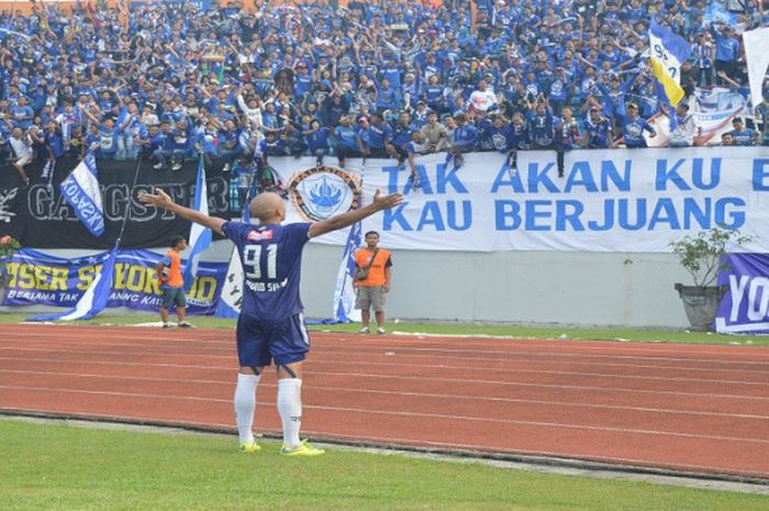 Striker PSIS Semarang, Bruno Silva, merayakan golnya bersama dengan suporter.