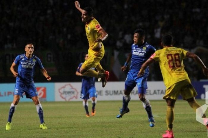 Dua pemain Persib, Diogo Ferreira (5) dan Tony Sucipto saat mengawasi gerakan melompat penyerang Sriwijaya FC, Beto Goncalves di Stadion Gelora Sriwijaya, Jakabaring, Sabtu (10/9/2016) malam. 