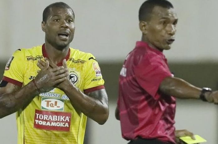 Penyerang Sriwijaya FC, Hilton Moreira mempertanyakan keputusan wasit Abdul Rahman Salasa (kanan) saat timnya melawan Arema FC pada perempat final Piala Presiden 2017 di Stadion Manahan, Solo, Minggu (25/2/2017) malam.