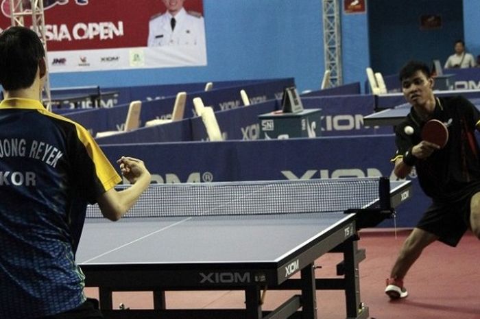 Petenis meja Indonesia, Benny Tri Mulyo, (menghadap lensa) ketika tampil pada Indonesia Open International Table Tenis Federation (ITTF) Para Tennis Table 2016 yang digelar di GOR RM Said, Karanganyar.