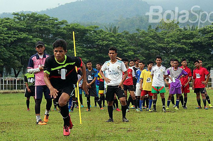 Proses seleksi pemain di Stadion HM Nurdin Kota Padang Sidempuan dalam event pencarian pemain berbakat bertajuk 'from North Sumatra to Belgium' .