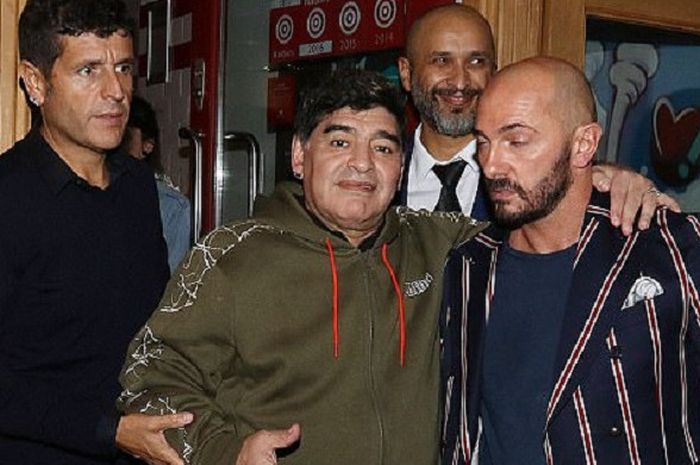 Diego Maradona dipapah keluar dari restoran