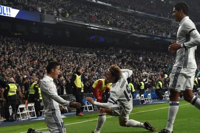 Pemain Real Madrid, James Rodriguez (kiri), merayakan gol yang dia cetak ke gawang Sevilla dalam laga pertama babak 16 besar Copa del Rey di Stadion Santiago Bernabeu, Madrid, Spanyol, Rabu (4/1/2017).