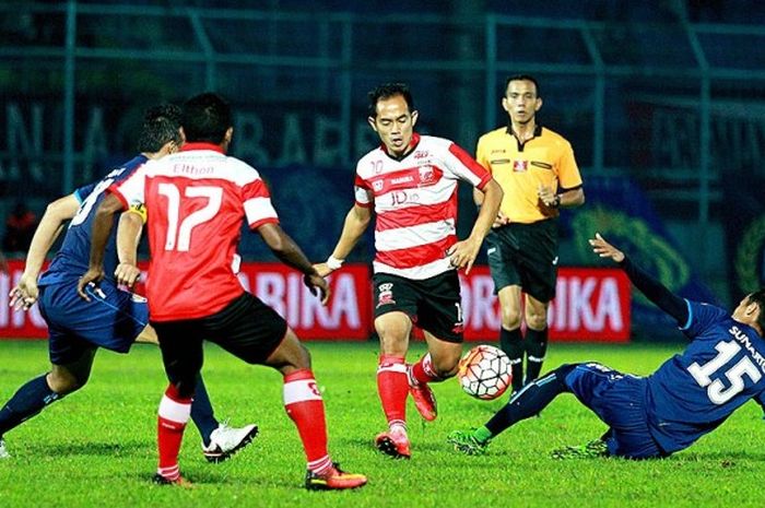 Aksi winger Madura United, Slamet Nurcahyono (10), saat melawan Arema Cronus dalam laga home perdana putaran kedua Torabika Soccer Championship 2016 di Stadion Kanjuruhan Malang, Jawa Timur (02/09/2016).