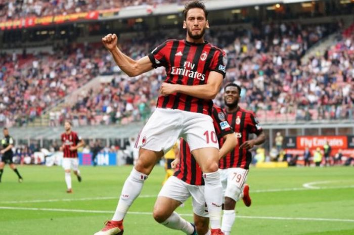   Selebrasi penyerang AC Milan, Hakan Calhanoglu, usai cetak gol ke gawang Hellas Verona pada Sabtu (5/5/2018) di San Siro.  