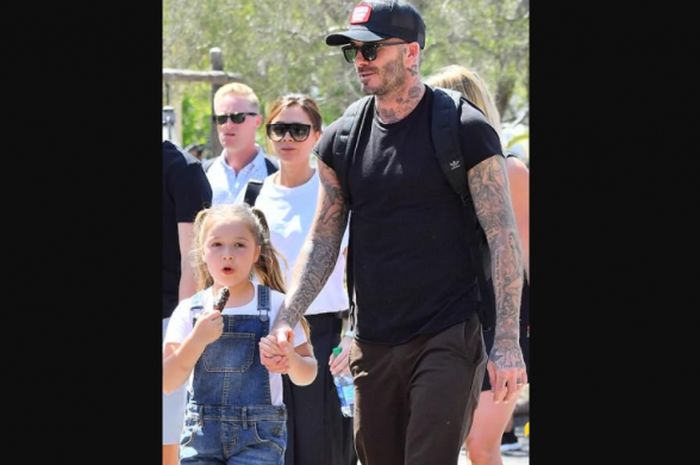 David Beckham dan Harper Beckham saat di Disneyland, Los Angeles, Sabtu (14/4/2018).