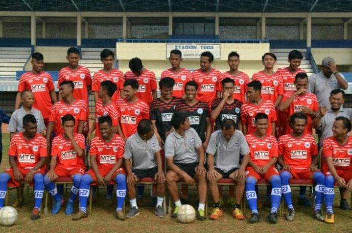 Para pemain dan pelatih Persitara Jakarta Utara dalam sesi pemotretan di Stadion Tugu, Jakarta Utara.