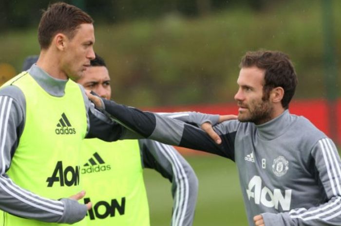 Nemanja Matic bersama Juan Mata dalam sesi latihan Manchester United di AON Training Complex, Carrington, Manchester, Selasa (1/8/2017)