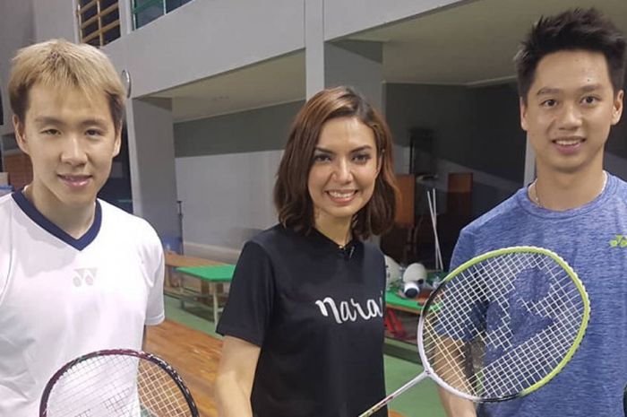 Najwa Shihab berada diantara Marcus Fernaldi Gideon (kiri) dan Kevin Sanjaya Sukamuljo