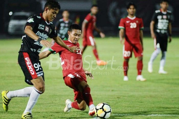 Aksi gelandang timnas U-23 Indonesia, Evan Dimas, dalam laga uji coba kontra Bali United di Stadion Kapten I Wayan Dipta, Gianyar, Bali, Selasa (31/7/2018).